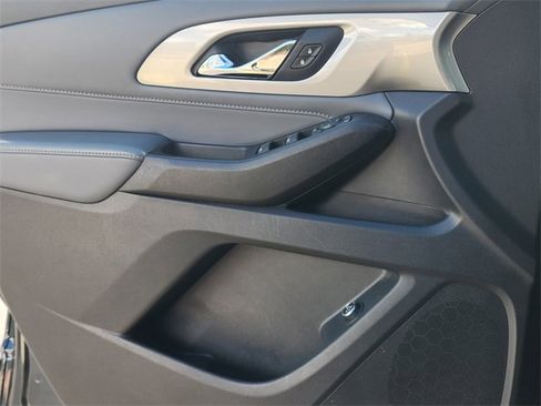 Used 2020 Chevrolet Traverse LT image 24