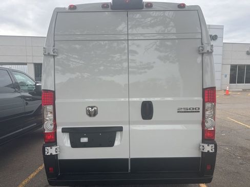 Used 2025 RAM ProMaster 2500 w/ Convenience Group FWD image 9