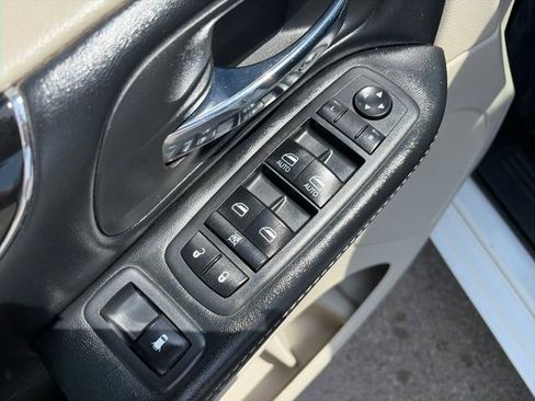Used 2019 Dodge Grand Caravan SXT FWD image 25