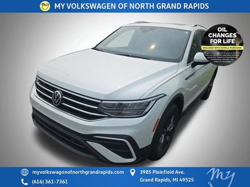 Certified 2023 Volkswagen Tiguan SE w/ Panoramic Sunroof Package AWD/4WD image 3