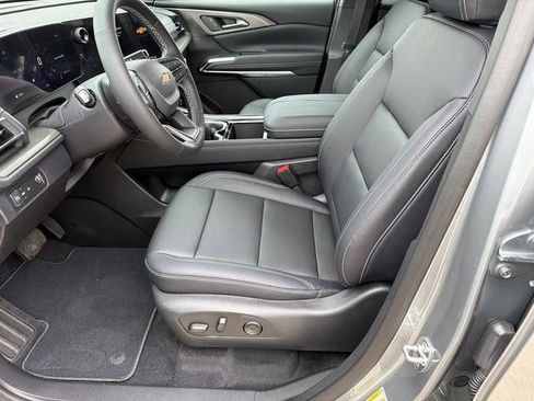New 2026 Chevrolet Traverse LT w/ Sun and Wheel Package FWD image 9