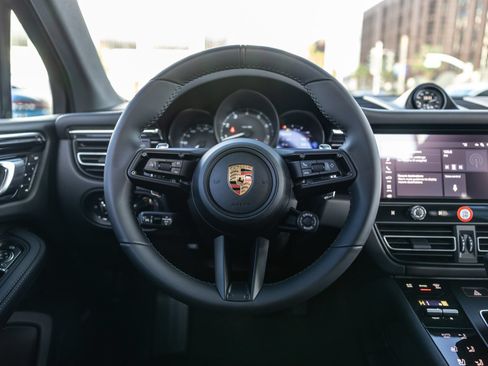 Certified 2026 Porsche Macan AWD/4WD image 6