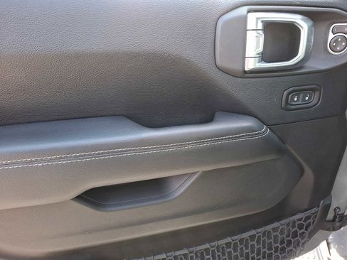 Used 2018 Jeep Wrangler Unlimited Sahara image 9