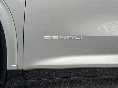 Used 2025 GMC Acadia Denali w/ Super Cruise Package FWD image 18