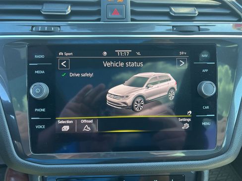 Used 2022 Volkswagen Tiguan SEL R-Line image 32