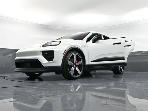 Certified 2025 Porsche Macan 4S Electric AWD/4WD image 41