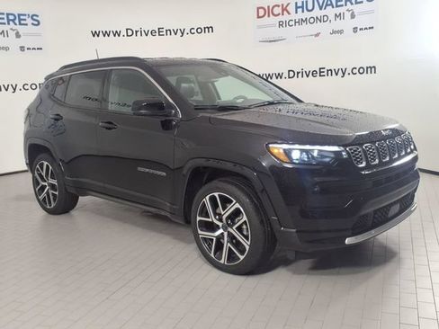Used 2025 Jeep Compass Limited w/ Elite Group AWD/4WD image 3