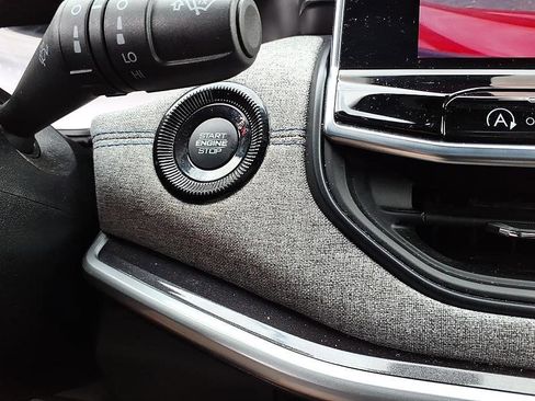 Used 2024 Jeep Compass Latitude image 32