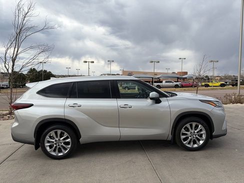 Used 2024 Toyota Highlander Limited image 12