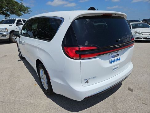 New 2027 Chrysler Pacifica Select FWD image 5