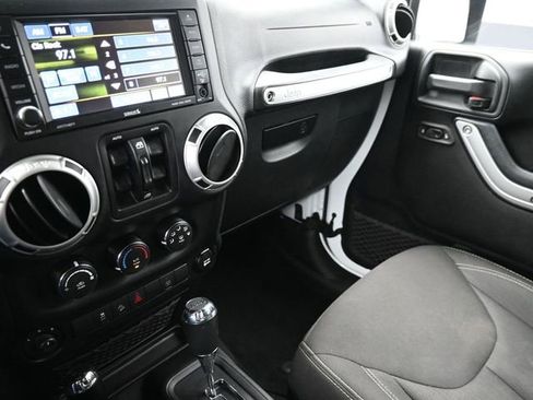 Used 2017 Jeep Wrangler Unlimited Sahara w/ Connectivity Group AWD/4WD image 28