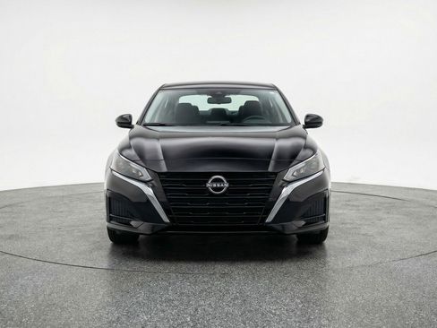 Used 2025 Nissan Altima 2.5 SV FWD image 2