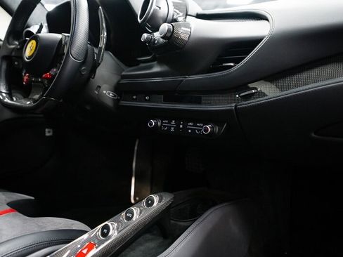 Used 2021 Ferrari F8 Tributo image 4