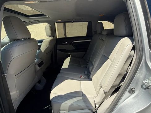 Used 2015 Toyota Highlander XLE AWD/4WD image 10