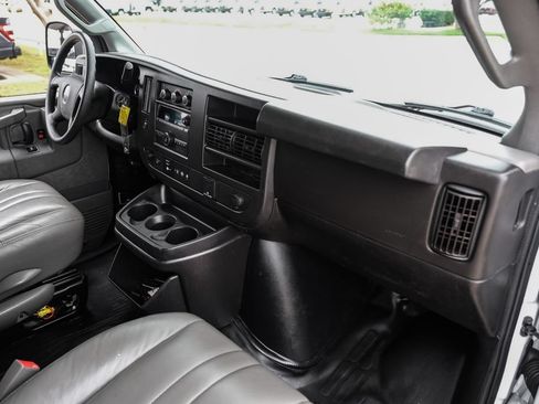 Used 2022 GMC Savana 2500 RWD image 9