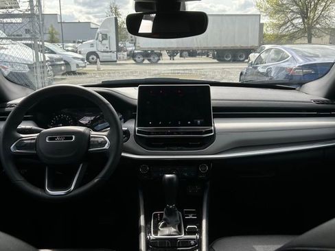 Used 2025 Jeep Compass Limited image 8