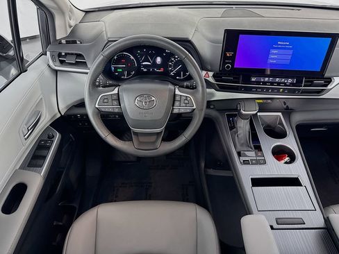 Used 2025 Toyota Sienna XLE w/ XLE Plus Package image 24