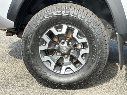 Used 2019 Toyota Tacoma 2WD Double Cab image 25