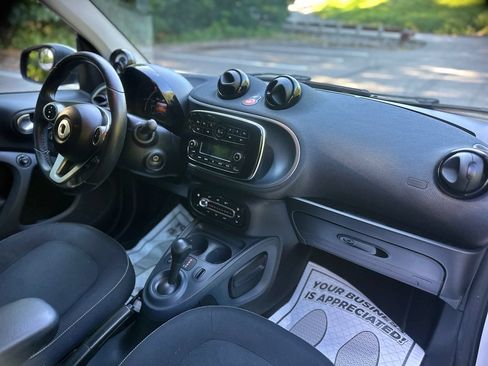 Used 2016 smart fortwo passion RWD image 20