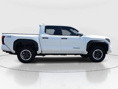 Certified 2025 Toyota Tacoma TRD Off-Road AWD/4WD image 4