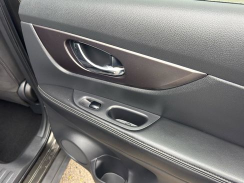 Used 2016 Nissan Rogue SV image 34