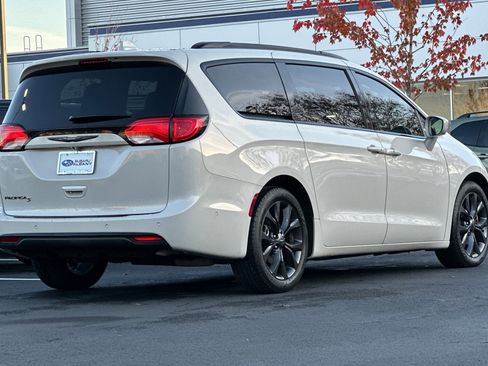 Used 2020 Chrysler Pacifica Touring-L Plus image 4