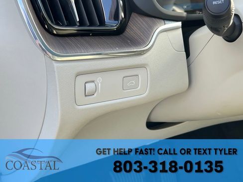 Used 2022 Volvo XC60 B5 Momentum image 10