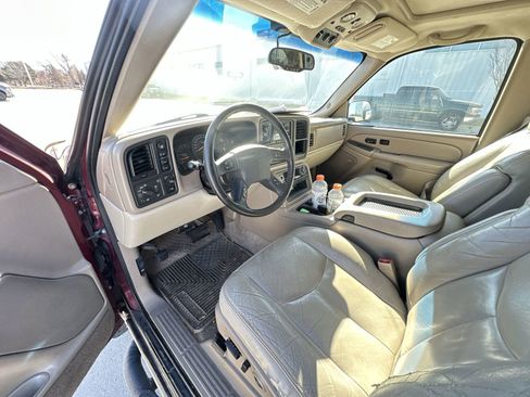 Used 2004 Chevrolet Suburban Z71 w/ Preferred Equipment Group image 10