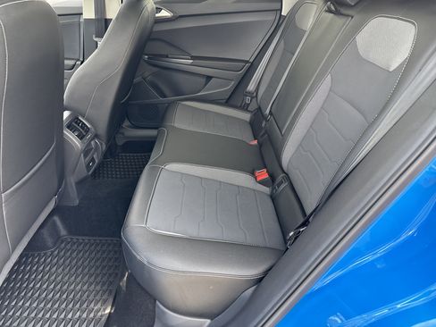 Certified 2025 Volkswagen Taos SE image 15