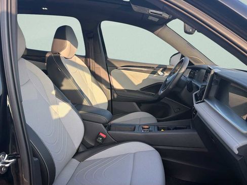 Used 2025 Volkswagen Tiguan SE R-Line image 25