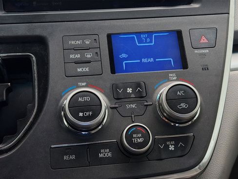 Used 2017 Toyota Sienna LE image 9