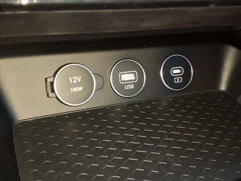 Used 2025 Genesis G70 2.5T image 16