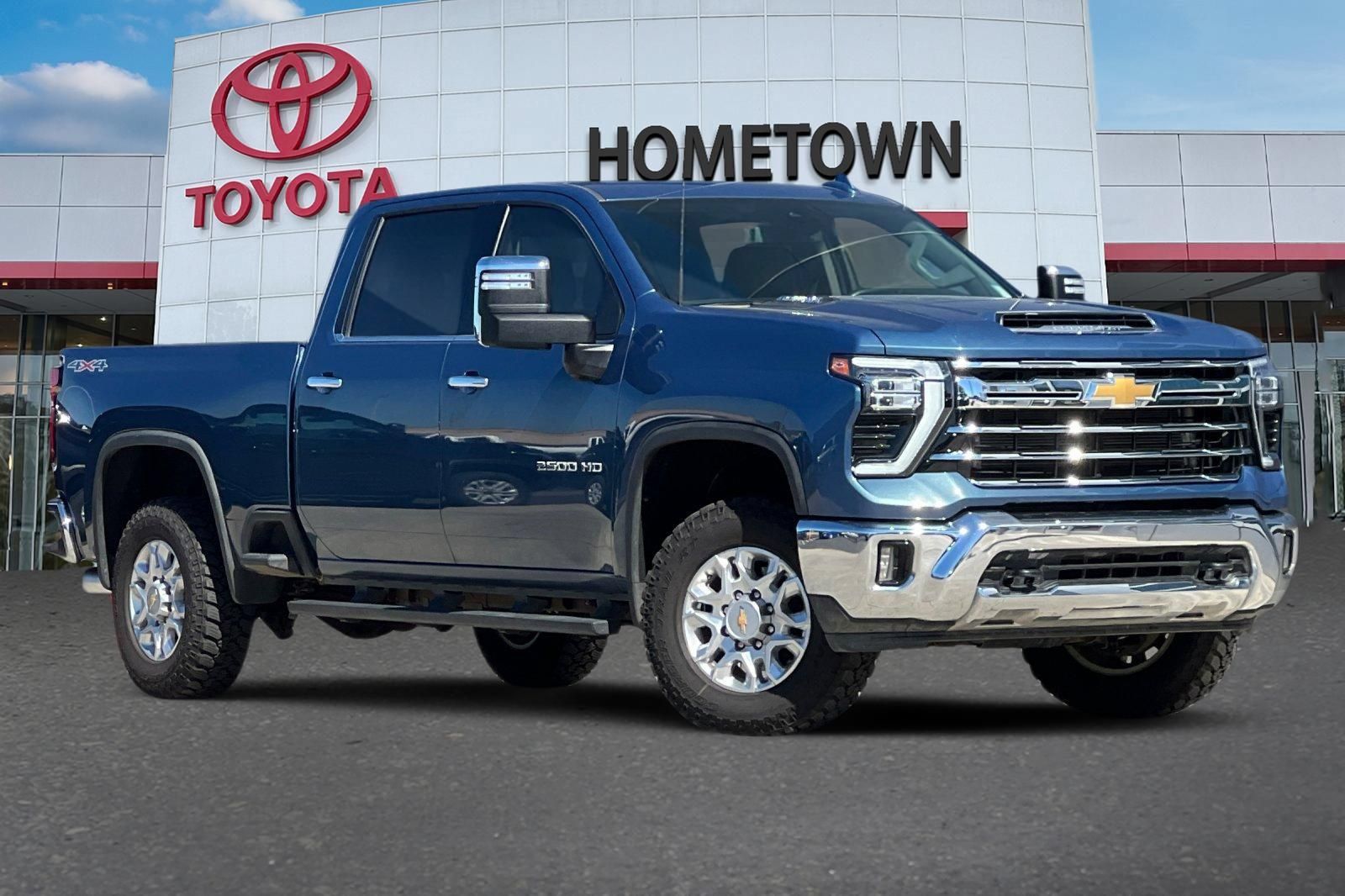 Used 2025 Chevrolet Silverado 2500 LTZ w/ LTZ Convenience Package AWD/4WD image 2