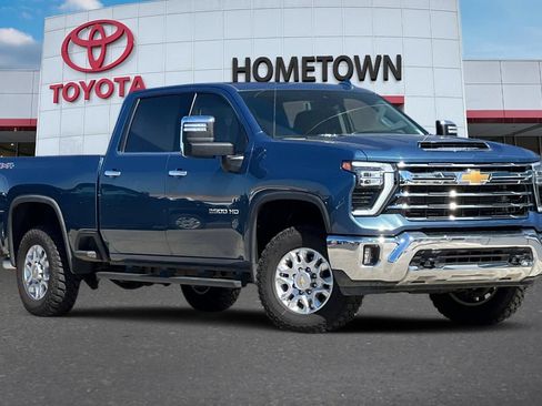 Used 2025 Chevrolet Silverado 2500 LTZ w/ LTZ Convenience Package AWD/4WD image 2