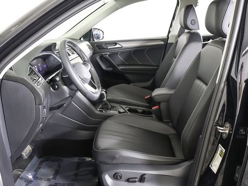 Used 2023 Volkswagen Tiguan SE image 30