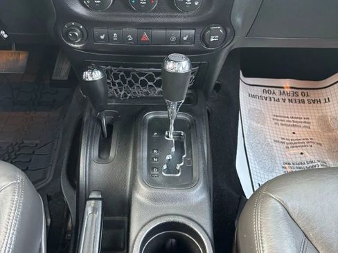 Used 2015 Jeep Wrangler Unlimited Rubicon w/ Connectivity Group image 10