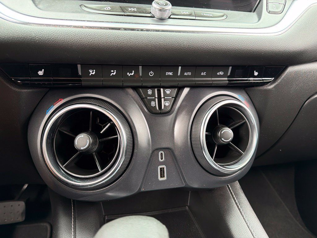 Used 2025 Chevrolet Blazer LT FWD image 12