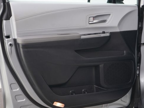 Used 2025 Toyota Sienna XLE FWD image 23