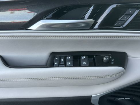 Used 2023 Jeep Wagoneer L 4WD w/ Premium Group I image 11