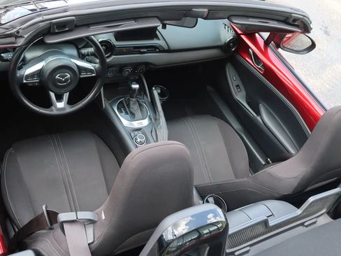 Used 2021 MAZDA MX-5 Miata Club RWD image 24