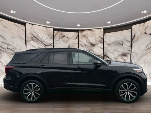 Used 2020 Ford Explorer ST image 2