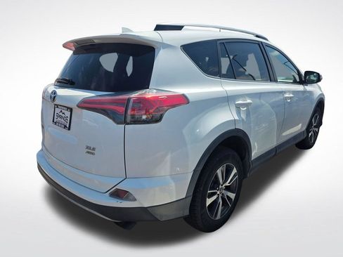 Used 2017 Toyota RAV4 XLE AWD/4WD image 4