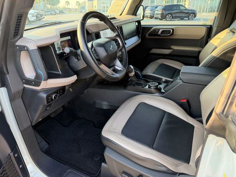 Used 2023 Ford Bronco Wildtrak image 3