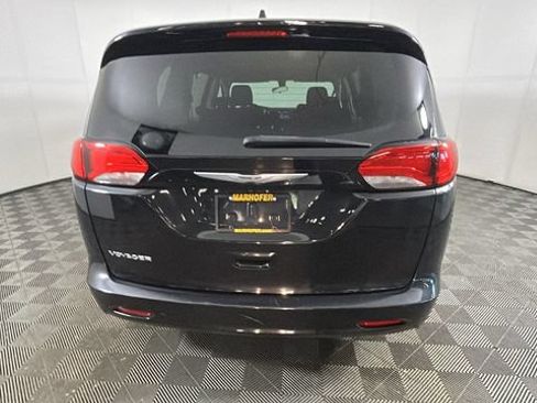 Used 2022 Chrysler Voyager LX FWD image 3