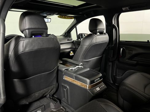 Used 2026 Toyota Sienna Limited FWD image 23