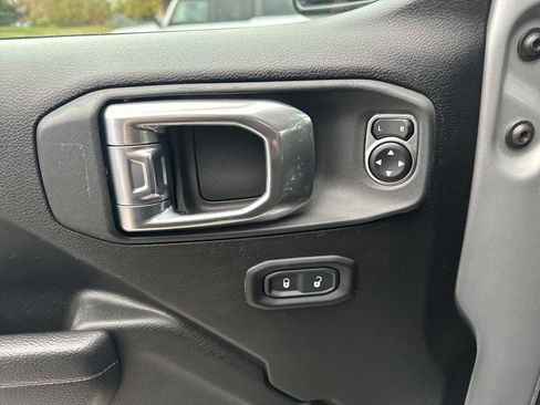 Used 2022 Jeep Gladiator Willys image 17