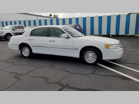 Used 2001 Lincoln Town Car Executive image 26