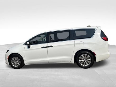 Used 2020 Chrysler Voyager L FWD image 6
