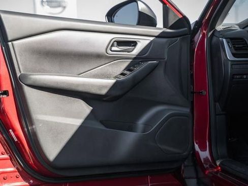 Used 2025 Nissan Rogue S image 32