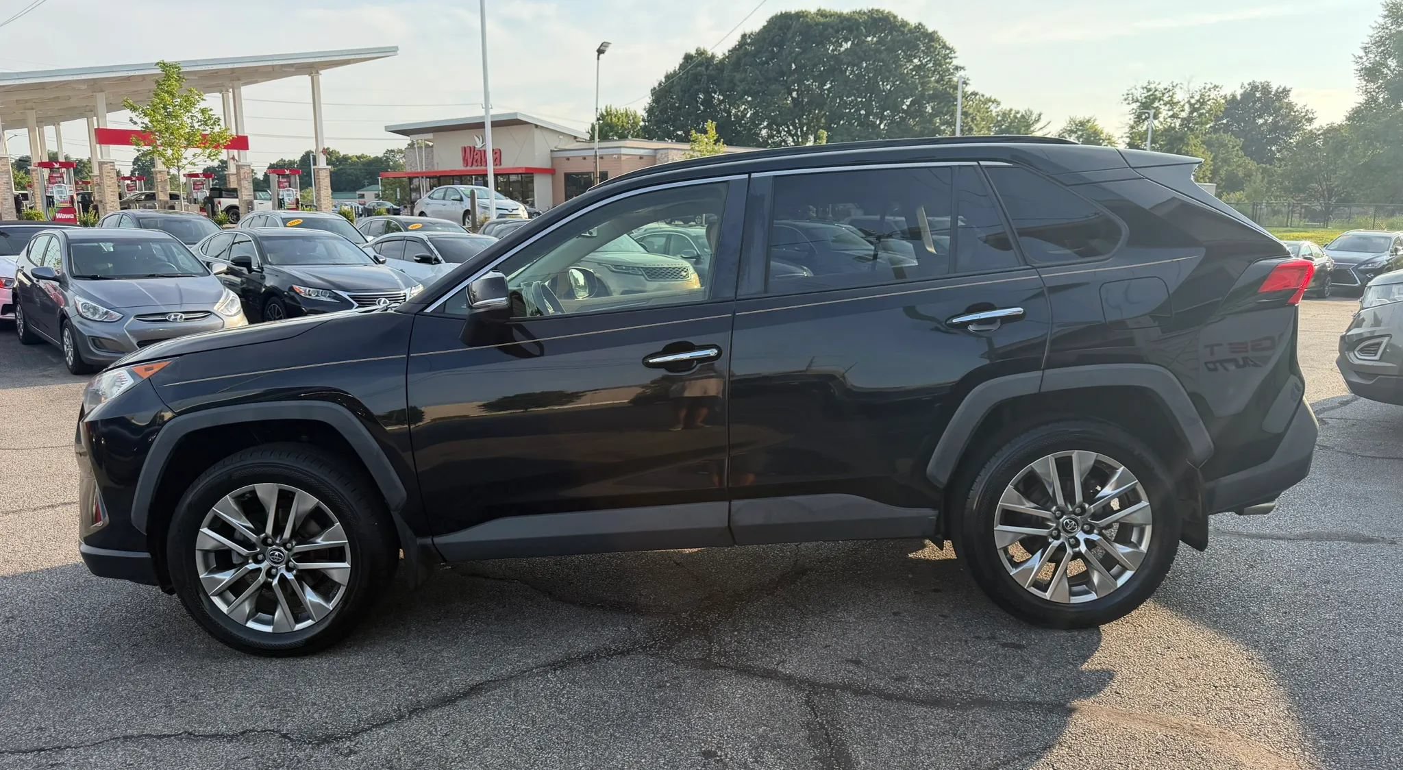Used 2019 Toyota RAV4 Limited AWD/4WD image 2